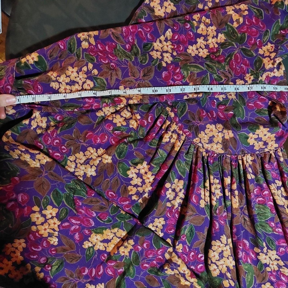 Vintage floral long sleeve dress with lace collar and bow detail. - Picture 6 of 8